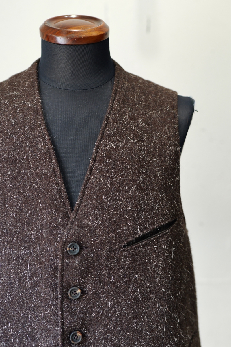 0M2330101. Classic Single Waist Coat. Reddish Brown × Mud Green