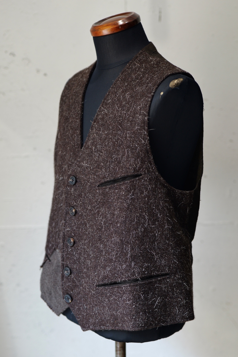 0M2330101. Classic Single Waist Coat. Reddish Brown × Mud Green