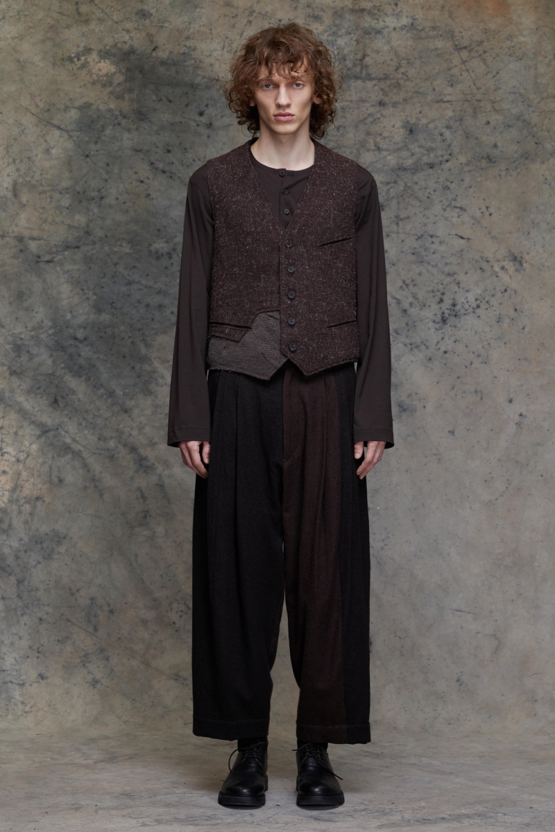 0M2330101. Classic Single Waist Coat. Reddish Brown × Mud Green